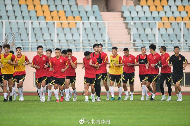 不仅是手铐、脚铐缺一不可，而且还用黑色布袋套住了他们的头，让他们看不到周围的环境。
